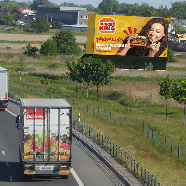 Konstrukcje reklamowe przy drogach szybkiego ruchu i autostradach